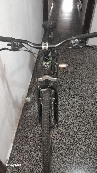 Bicicleta de montaña negra + mayot y casco