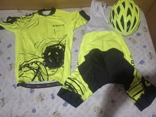 Bicicleta de montaña negra + mayot y casco