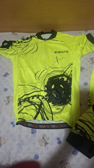Bicicleta de montaña negra + mayot y casco