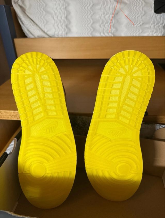 Air Jordan 1 Mid SE Negro/Amarillo Talla 44.5