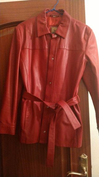 Chaqueta de cuero roja con cinturón