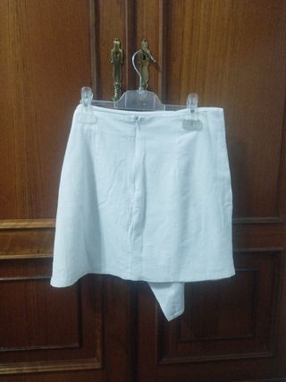 Falda blanca cruzada