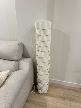 Lámpara de pie de plástico blanca de IKEA
