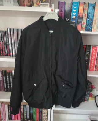 Chaqueta bomber Pull&Bear negra fina