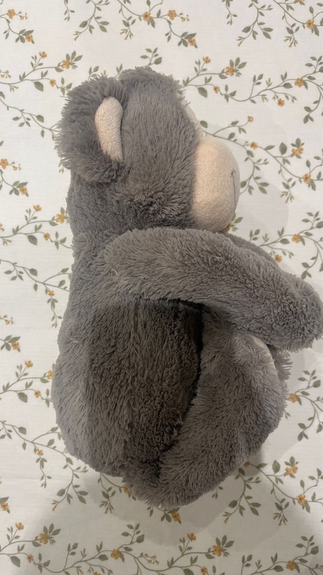 Mono de peluche gris