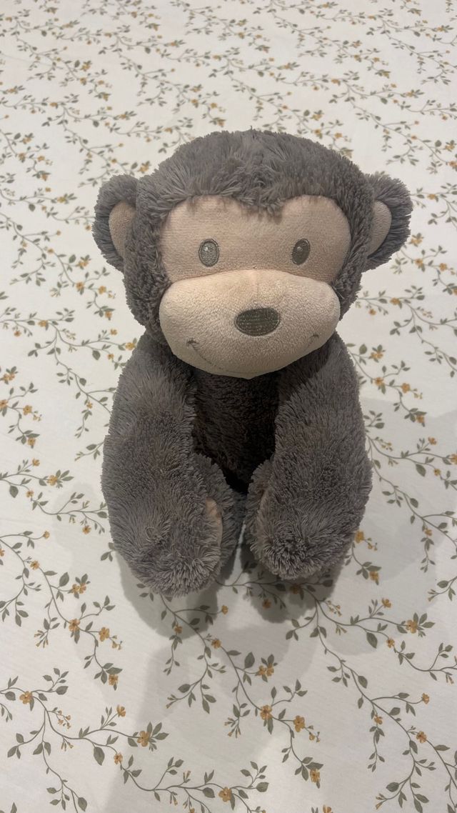 Mono de peluche gris