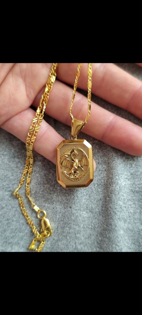 Collana e ciondolo a forma di drago in oro 18 carati. Rimosso