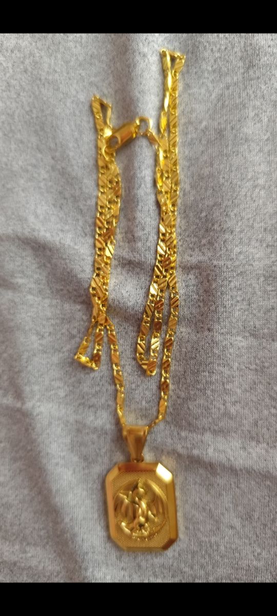 Collana e ciondolo a forma di drago in oro 18 carati. Rimosso