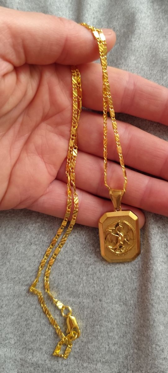 Collana e ciondolo a forma di drago in oro 18 carati. Rimosso