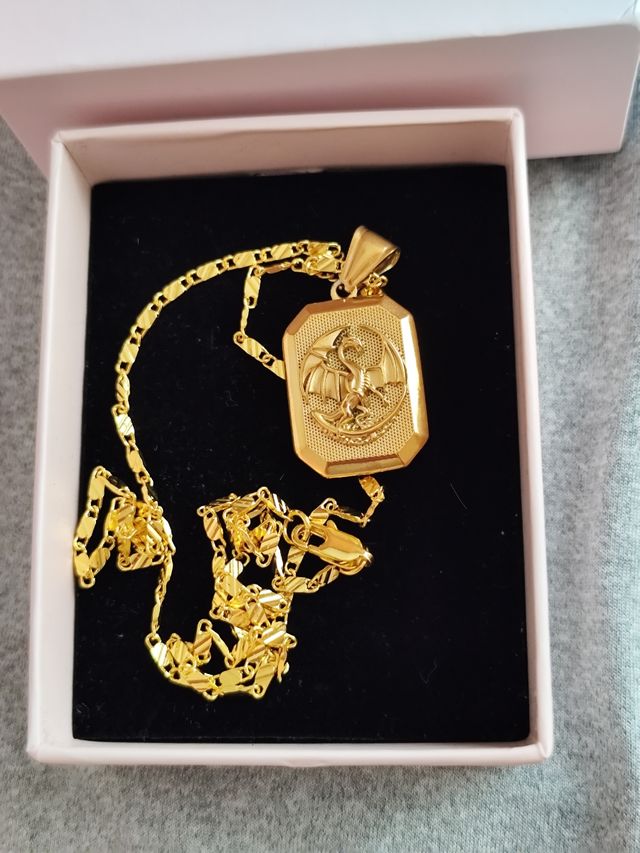 Collana e ciondolo a forma di drago in oro 18 carati. Rimosso