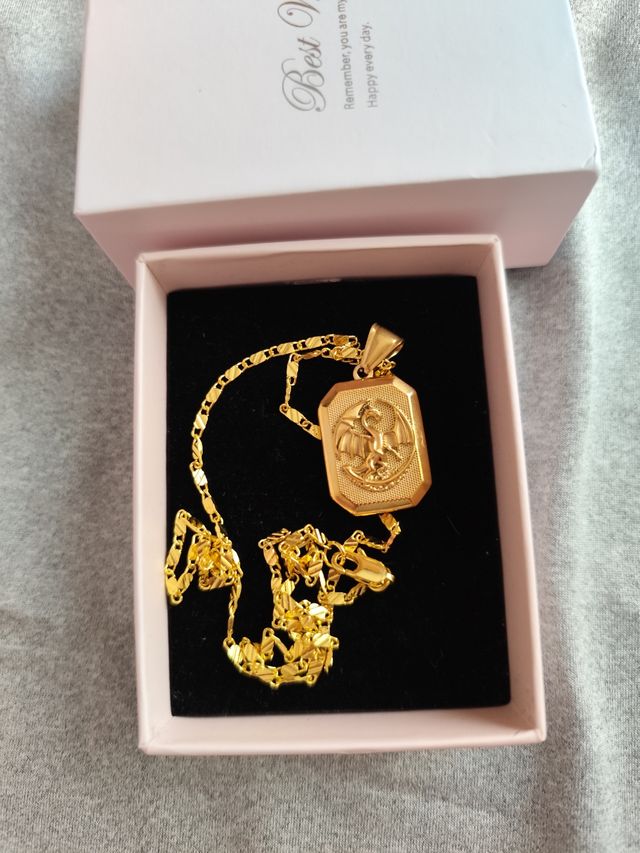 Collana e ciondolo a forma di drago in oro 18 carati. Rimosso