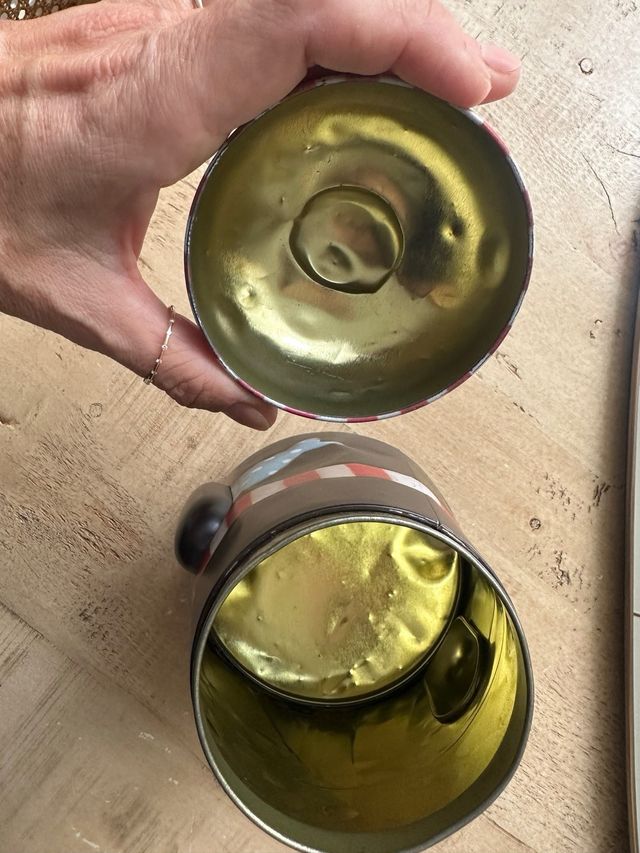 Caja de metal con forma de pingüino