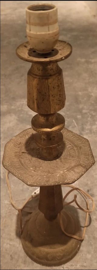 Candelabro de metal dorado