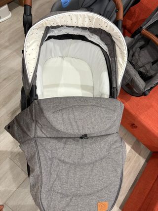 Cochecito de bebé gris, marca Kinderkraft