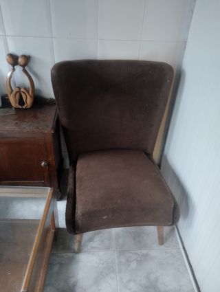 Sofá tapizado en terciopelo marrón