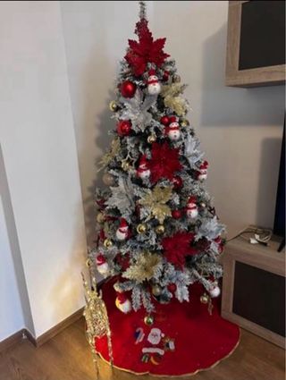 vendo árbol de navidad color verde y es nevado