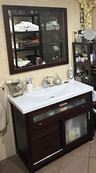 Mueble de baño clásico con espejo