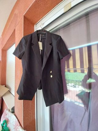 Chaqueta negra manga corta