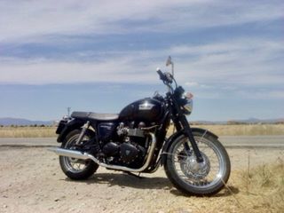 Moto Triumph Boneville T100 Negra