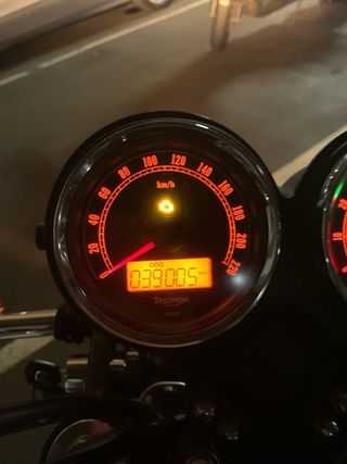 Moto Triumph Boneville T100 Negra