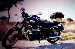 Moto Triumph Boneville T100 Negra