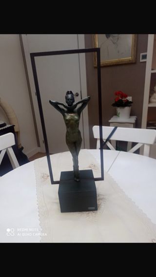 Escultura de mujer en bronce