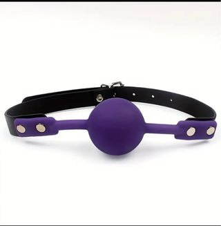Gag viola in silicone con cinturino in pelle