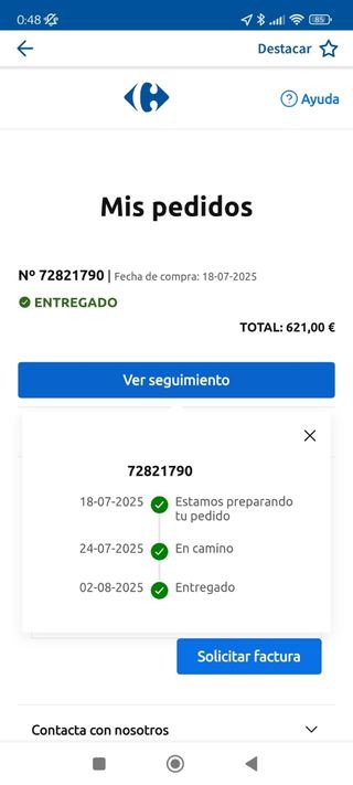 Sofá chaiselongue turquesa con taburetes y arcón