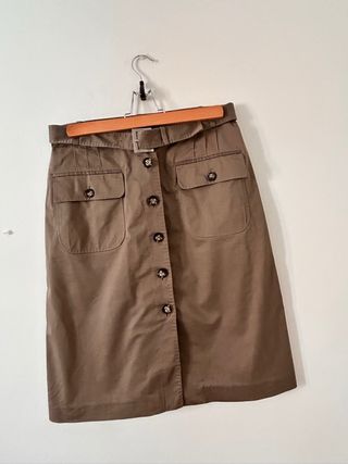 Falda midi marrón con cinturón