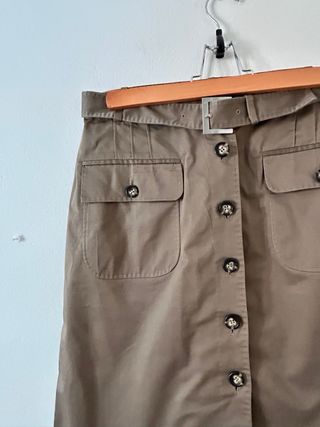 Falda midi marrón con cinturón