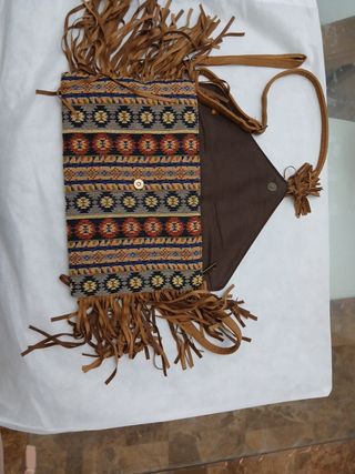 Bolso marrón, con flecos y tejido jaspeado