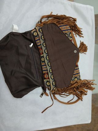 Bolso marrón, con flecos y tejido jaspeado