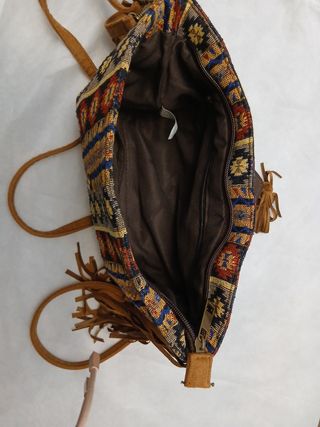 Bolso marrón, con flecos y tejido jaspeado