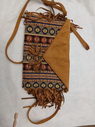 Bolso marrón, con flecos y tejido jaspeado