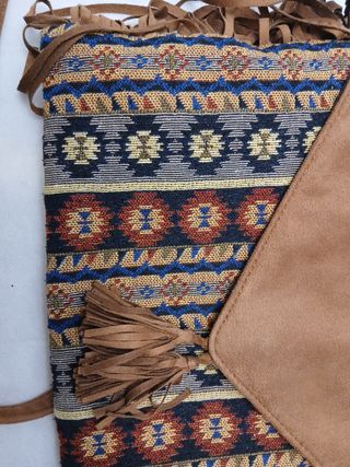 Bolso marrón, con flecos y tejido jaspeado