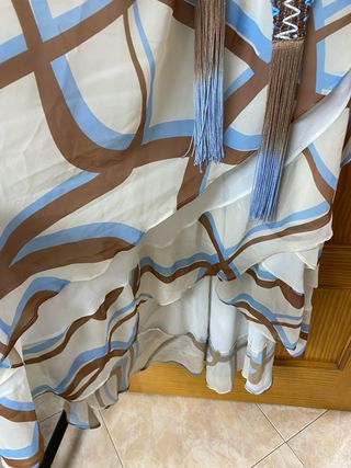 Vestido de ceremonia beige y azul
