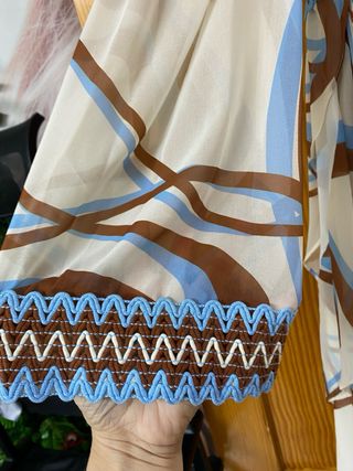Vestido de ceremonia beige y azul