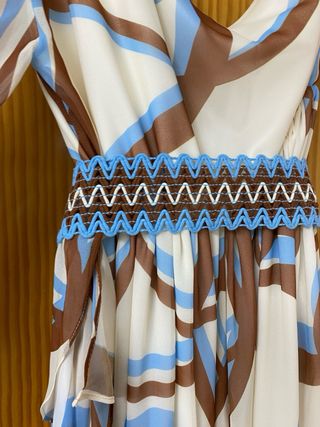 Vestido de ceremonia beige y azul