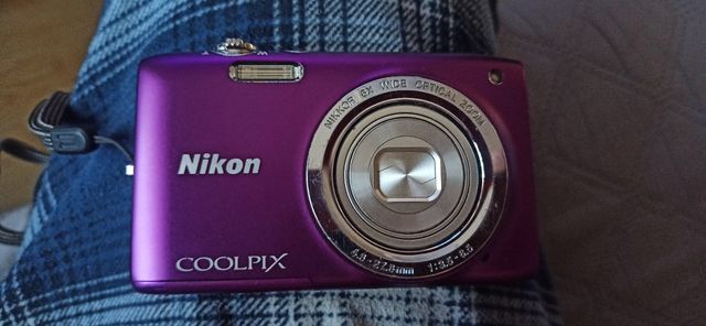 Cámara Nikon Coolpix S2700 Morada