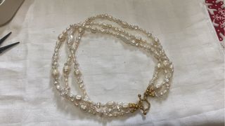 Collar triple perlas doradas