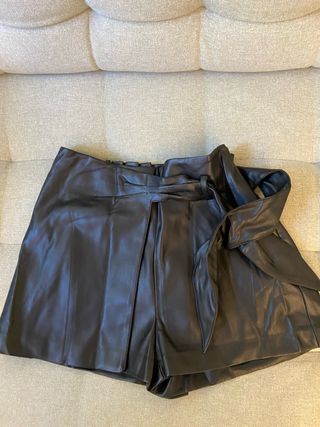 Pantalón corto polipiel negro con cinturón