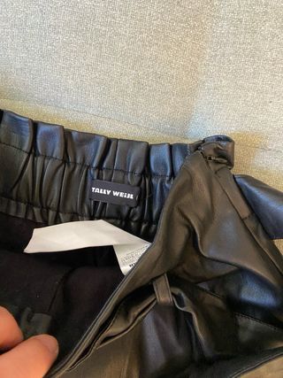 Pantalón corto polipiel negro con cinturón
