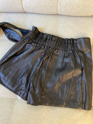 Pantalón corto polipiel negro con cinturón