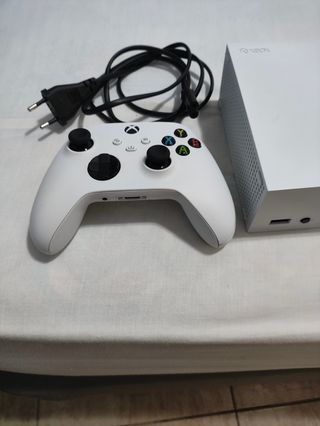 Xbox Series S Blanca + Mando y Cables