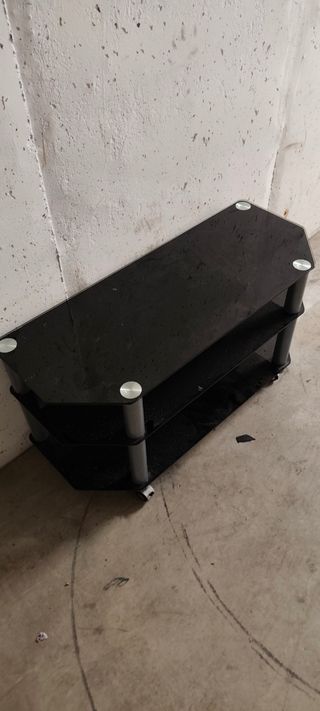 Mesa de cristal negra con soportes plateados
