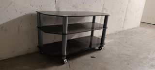 Mesa de cristal negra con soportes plateados