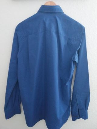 Camisa azul de manga larga