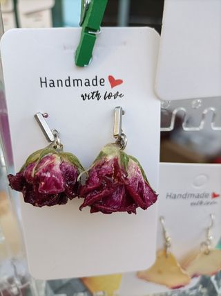 Pendientes artesanales de rosa natural.