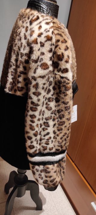 Abrigo corto piel sintética leopardo y marrón