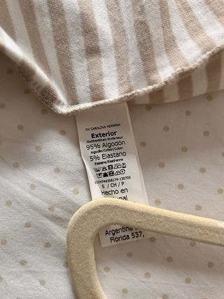 Camiseta Carolina Herrera rayas beige y blanco